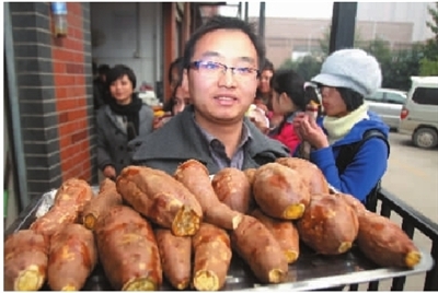 大学生卖烤红薯一年开10家店(图)